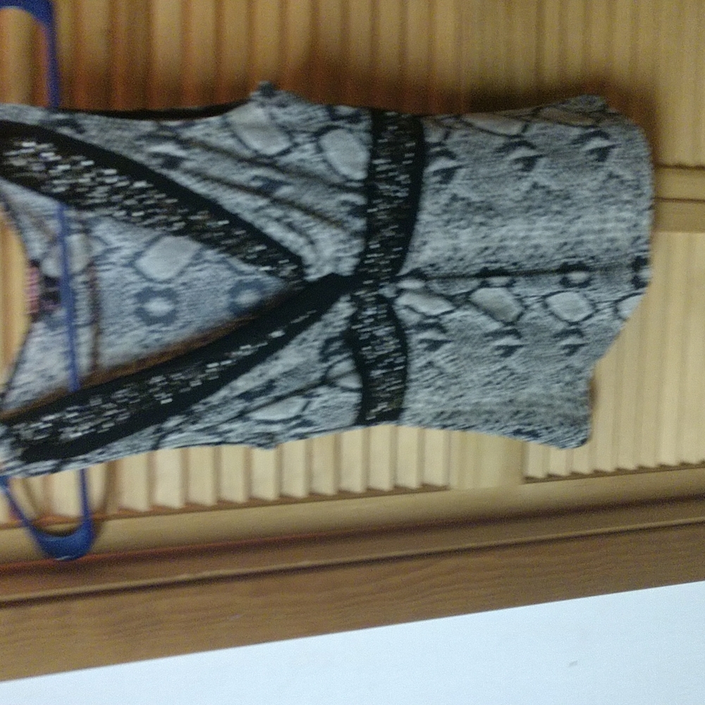 XoXo Brand Women's Sleeveless V-Neck Blouse With Black & Grey Snakeskin-NWOT